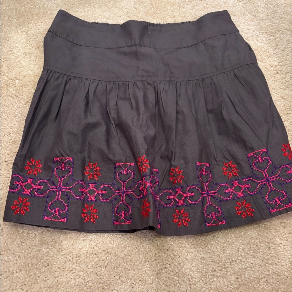 American Eagle Embroidered Skirt XS Gray with Pink‎ Red Stitching